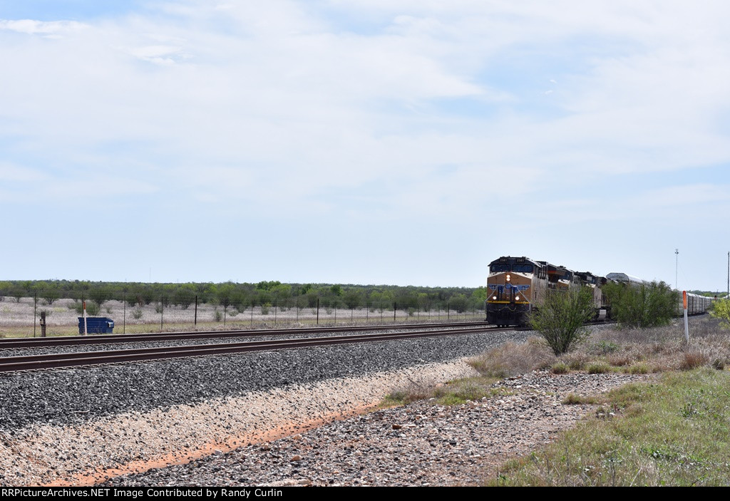 UP 2581 North entering Leona siding